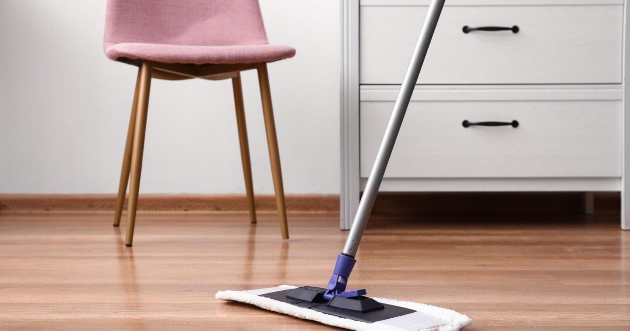 Jak nie powinno się myć paneli? /123RF/PICSEL