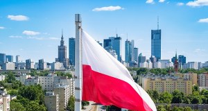 Jak nie śpiewać hymnu? Najczęstsze błędy Polaków podczas Mazurka Dąbrowskiego