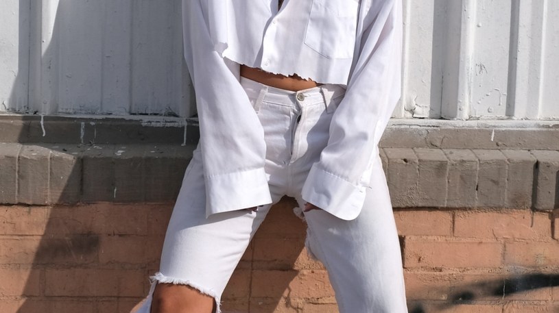 Jak nosić białe dżinsy? /Mike Von /Unsplash
