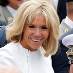 Jak nosić sweter w serek? Spójrz na Brigitte Macron