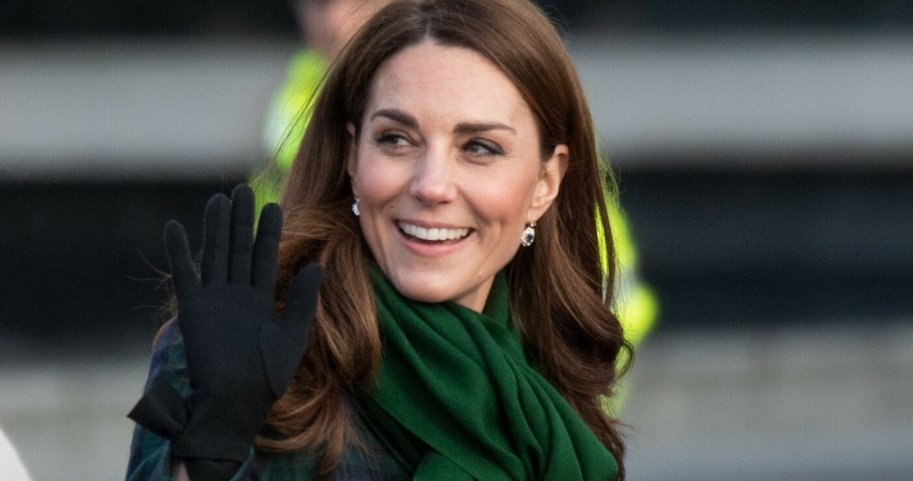 Jak nosić szalik tak, by wyglądać modnie i stylowo? Możesz nonszalancko go przewiązać, inspirując się księżną Kate Middleton /Anwar Hussein/Press Association /East News