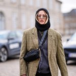 Jak nosić warstwy, aby nie przytłoczyć sylwetki? Oto triki na modne i ciepłe stylizacje zimą