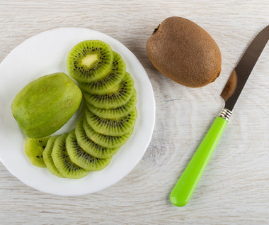 Jak obrać kiwi? Pięć prostych sposobów