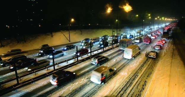 Jak oceniają funkcjonariusze, mniej tragiczny niż przed rokiem bilans świąt na drogach to m.in. rezultat pogody, która szczególnie na początku zmuszała kierowców do większej ostrożności. /Motor