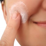 Jak oczyścić i odświeżyć skórę twarzy?