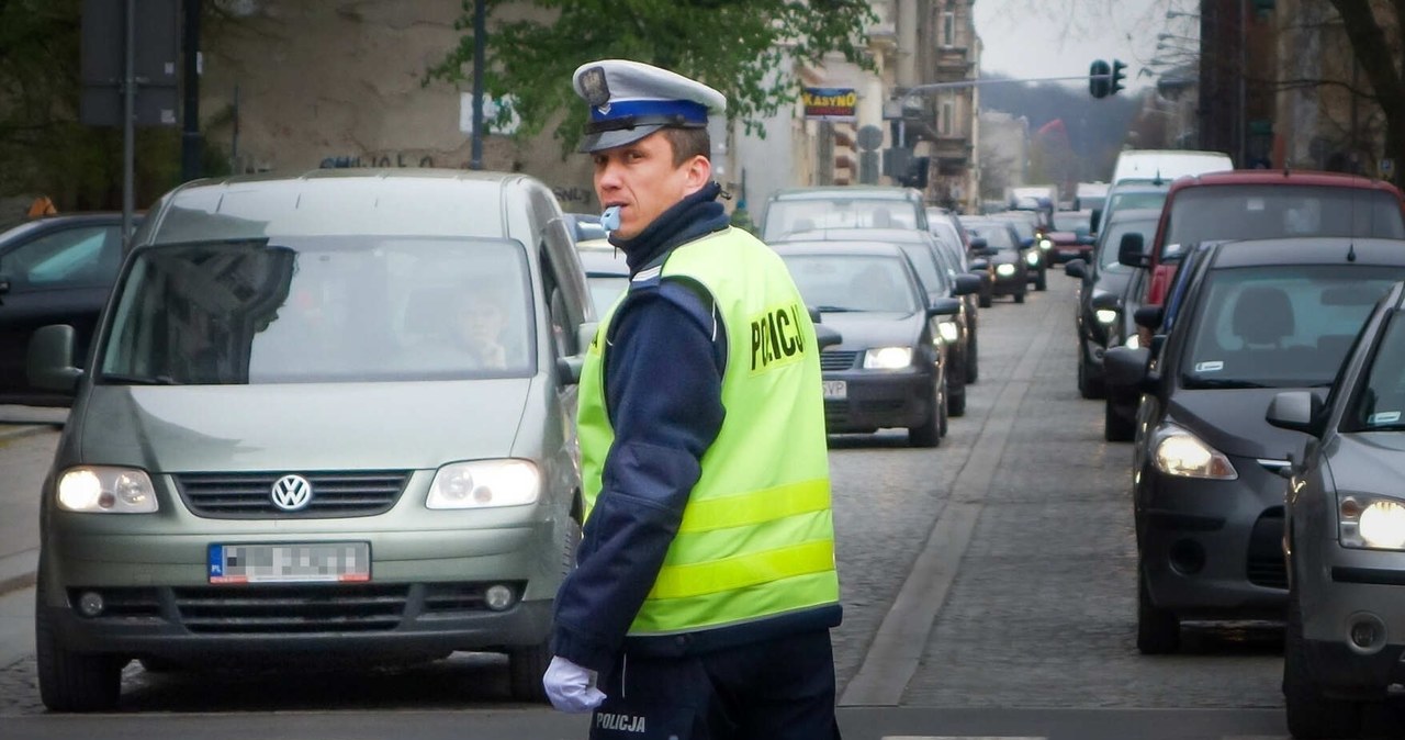 Jak odczytywać sygnały, które wydaje policjant kierujący ruchem? /Piotr Kamionka /Reporter