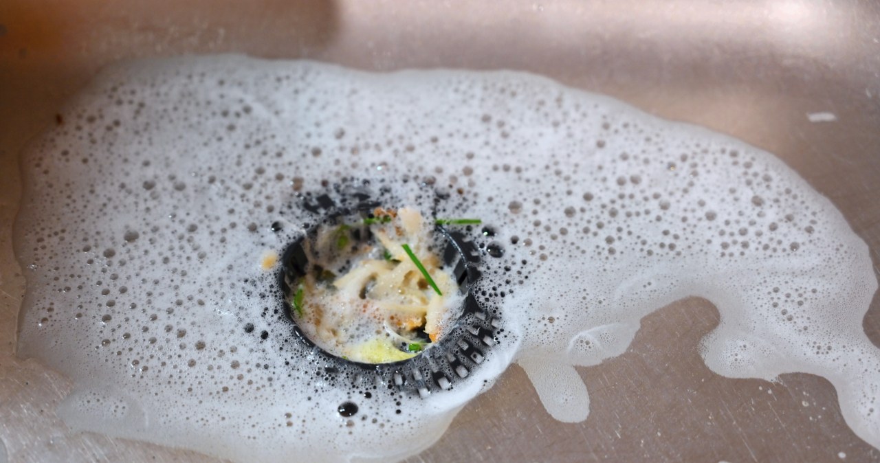 Jak odetkać zatkany zlew? /123RF/PICSEL