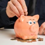 Jak odkładać pieniądze przy niskich zarobkach? Te sposoby na oszczędzanie warto znać