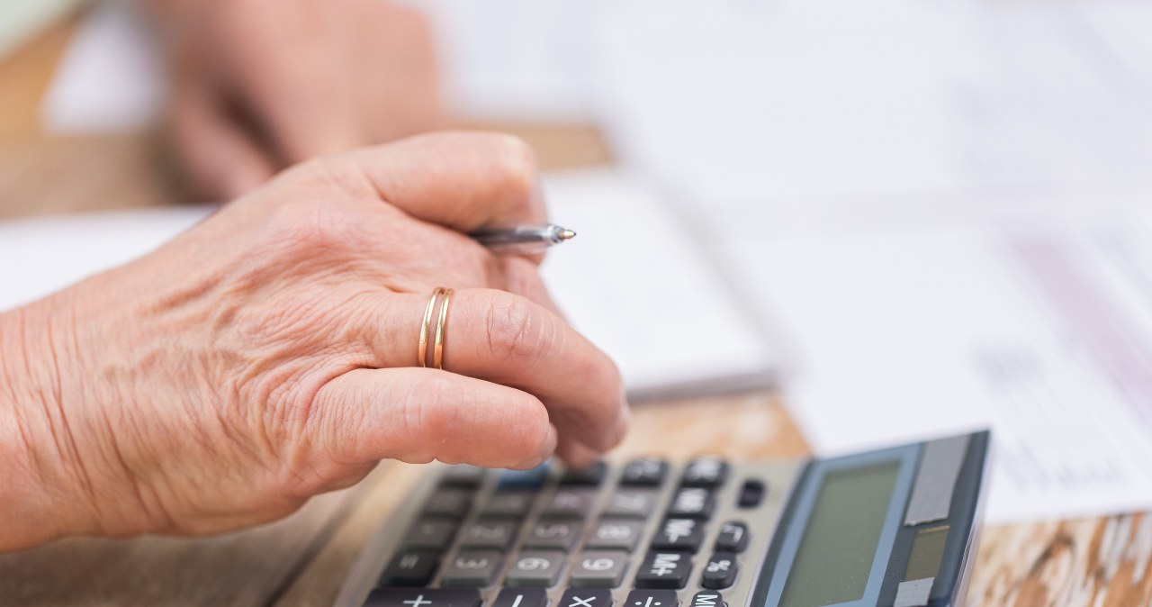 Jak odliczyć od podatku pieniądze odkładane na emeryturę? /123RF/PICSEL