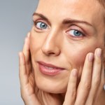 Jak odmłodzić spojrzenie po 50-tce? Domowe metody na cienie i opuchliznę