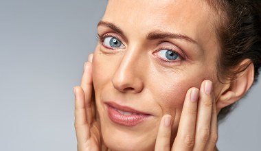 Jak odmłodzić spojrzenie po 50-tce? Domowe metody na cienie i opuchliznę