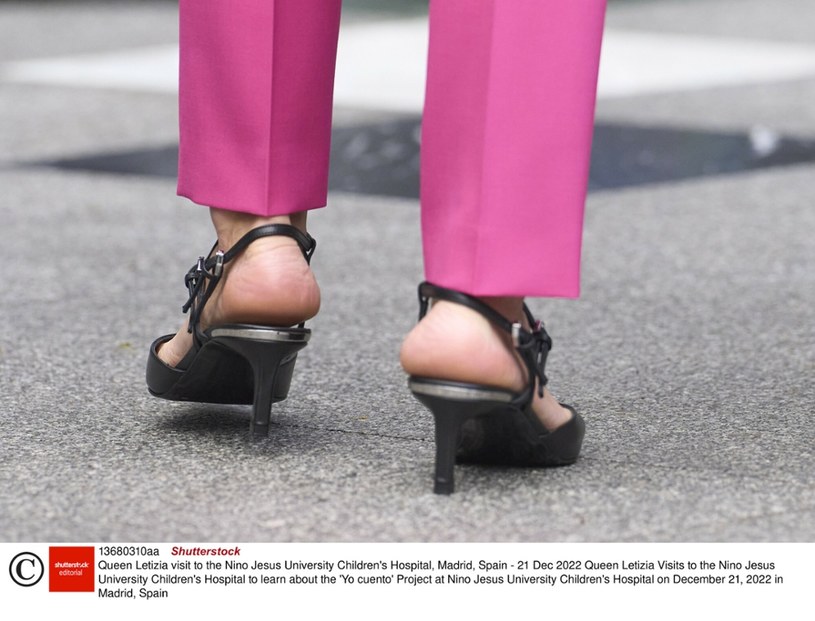 Jak odpowiednio dobrać rozmiar sandałów? Wpadkę zaliczyła nawet największa ikona stylu / Rex Features/East News  /East News