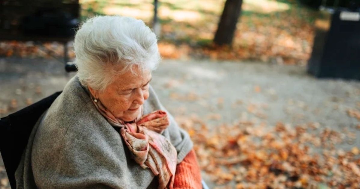 Jak odróżnić jesienną chandrę od objawów choroby? Na zmianę pogody wrażliwi są szczególnie seniorzy /123RF/PICSEL