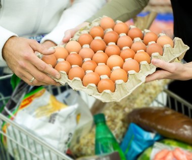 Jak odróżnić świeże jajka od zepsutych? Patenty, które pomogą uniknąć przykrej niespodzianki
