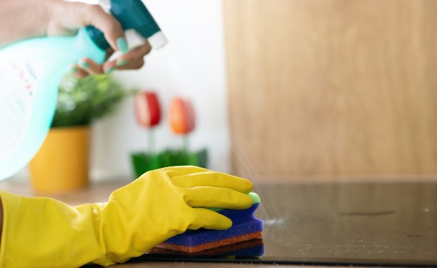 Jak odświeżyć płytę ceramiczną? Ten prosty trik zmieni wszystko