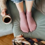 Jak odświeżyć stopy po całym dniu w ciepłych butach? Spray z miętą i cytryną przychodzi na ratunek