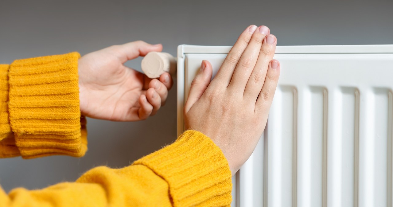 Jak ograniczyć straty ciepła w domu? Nie trzeba podkręcać grzejnika. Warto wykorzystać trik z dywanem i folią aluminiową, by we wnętrzu panowała wyższa temperatura. /Pixel