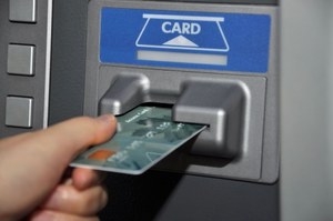 Jak okrada się osoby korzystające z bankomatów
