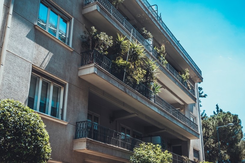 Jak osłonić balkon przed wzrokiem sąsiada? Cztery proste patenty