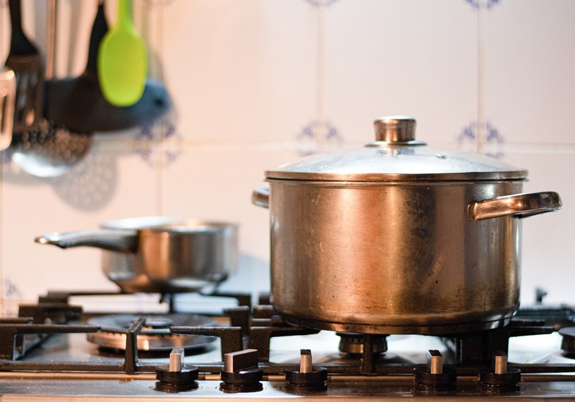 Jak oszczędnie gotować na gazie? 5 sprytnych trików na obniżenie rachunków