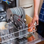 Jak oszczędnie myć naczynia w zmywarce?