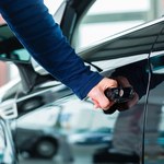 Jak otworzyć samochód bez kluczyka? Poradnik awaryjnego dostępu