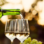 Jak otworzyć wino bez korkociągu? Trzy sprawdzone metody