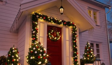 Jak ozdobić choinkę na zewnątrz? Takich ozdób pozazdroszczą ci sąsiedzi 