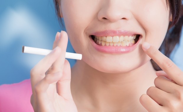 Jak palenie papierosów wpływa na jamę ustną? Żółte zęby to nie wszystko