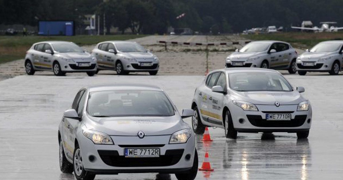 Jak parkować tyłem - radzą eksperci Szkoły Jazdy Renault &nbsp; /materiały prasowe