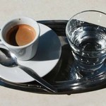 Jak pić wodę do kawy? Przed czy po espresso? To spora różnica