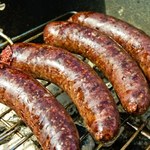 Jak piec kaszankę na grillu, żeby nie pękała? Zastosuj trik szefa kuchni