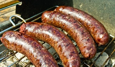 Jak piec kaszankę na grillu, żeby nie pękała? Zastosuj trik szefa kuchni