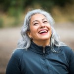 Jak pielęgnować siwe włosy, żeby nie żółkły? Uważaj, bo możesz zaniedbywać te kwestie