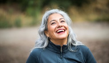 Jak pielęgnować siwe włosy, żeby nie żółkły? Uważaj, bo możesz zaniedbywać te kwestie