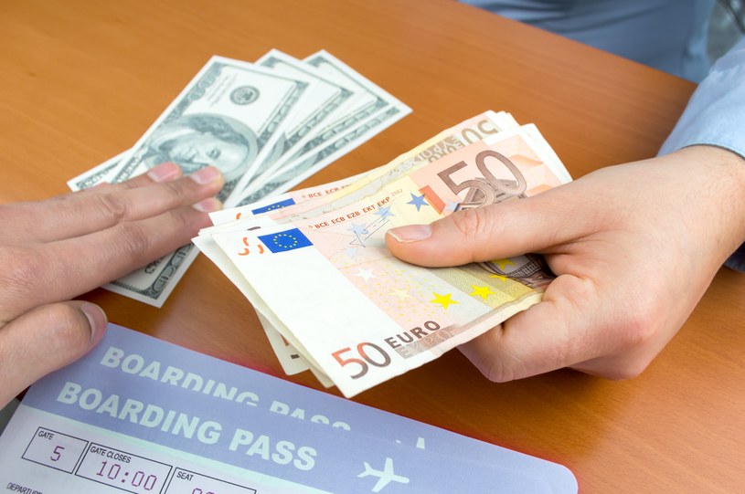 Jak płacić kartą za granicą, żeby uniknąć wysokiej prowizji? /123RF/PICSEL