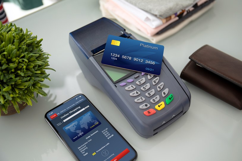 Jak płacić telefonem zbliżeniowo? Pomimo niepewności NFC jest bezpieczniejszą opcją niż karta płatnicza /123RF/PICSEL