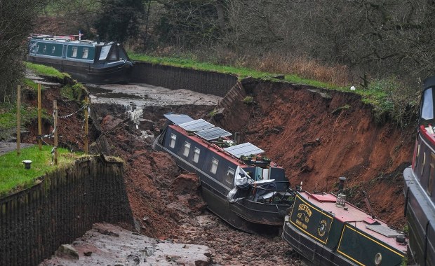 "Jak po wybuchu bomby". Gigantyczna dziura na kanale w Anglii
