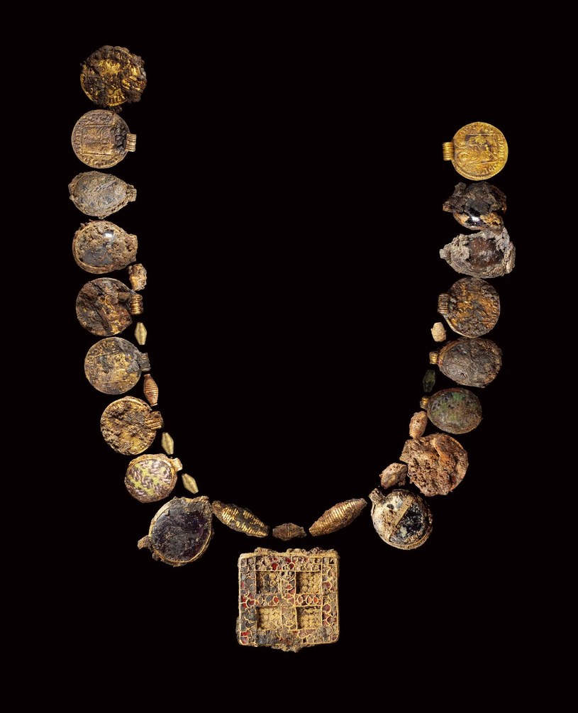 Jak podają archeolodzy naszyjnik składa się z 30 koralików. Pełny fragment przedstawia jego ogromne bogactwo. Prócz złota, rubinów, kamieni półszlachetnych i szkła składa się on także ze starożytnych rzymskich monet /Museum of London Archaeology (MOLA)