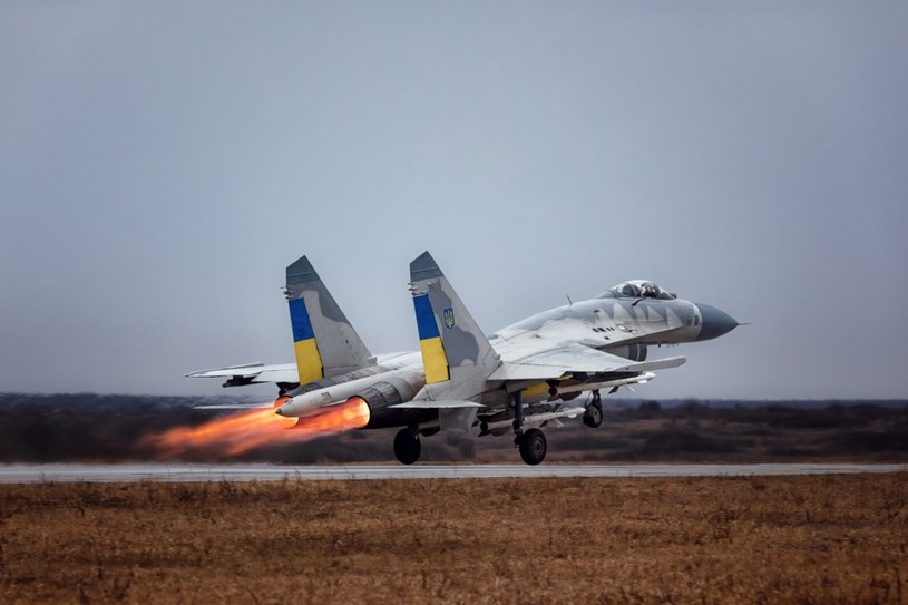 Jak podaje portal Aviation Week Network jeszcze w sierpniu 2022 roku ukraińskie siły powietrzne miały przeprowadzić szkolenia pilotów ze startu i lądowania na drogach i autostradach /@KpsZSU /Twitter