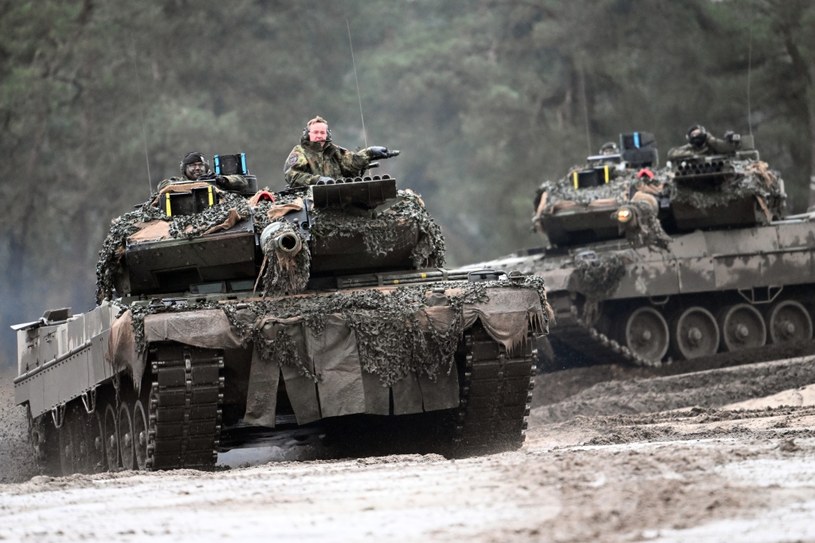 Jak podaje portal Oryx, kraje koalicji czołgowej zadeklarowały przekazanie Ukrainie łącznie 85 czołgów Leopard 2. Wśród nich są wersje A4, A6 i Stridsvagn 122, będące szwedzkimi modyfikacjami wersji A5. /FEDERICO GAMBARINI / DPA / dpa Picture-Alliance /AFP