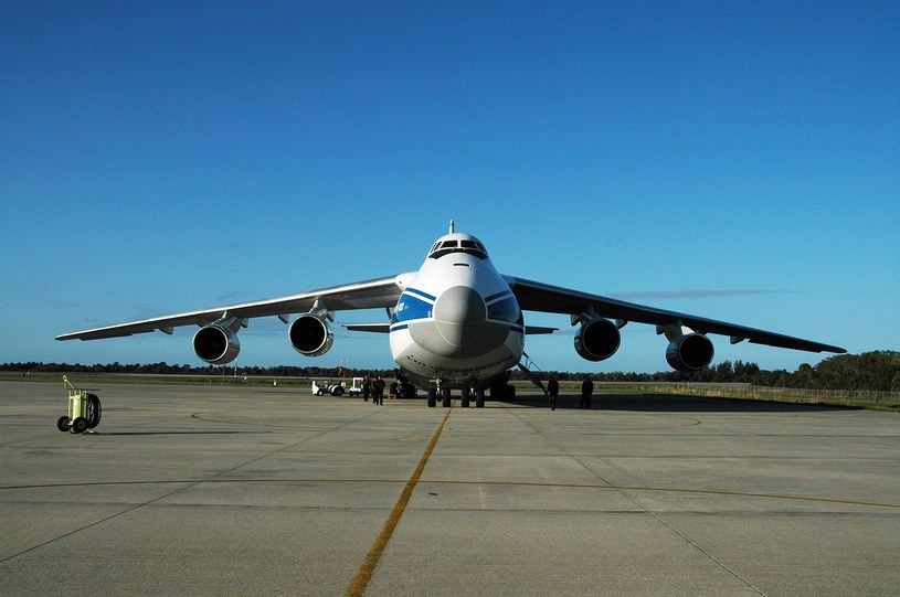 Jak podaje producent, An-124 Rusłan ma długość 69, wysokość 21 i rozpiętość skrzydeł aż 73 metrów. Sama maszyna waży 175 ton. /NASA/Dimitrios Gerondidakis /Wikimedia