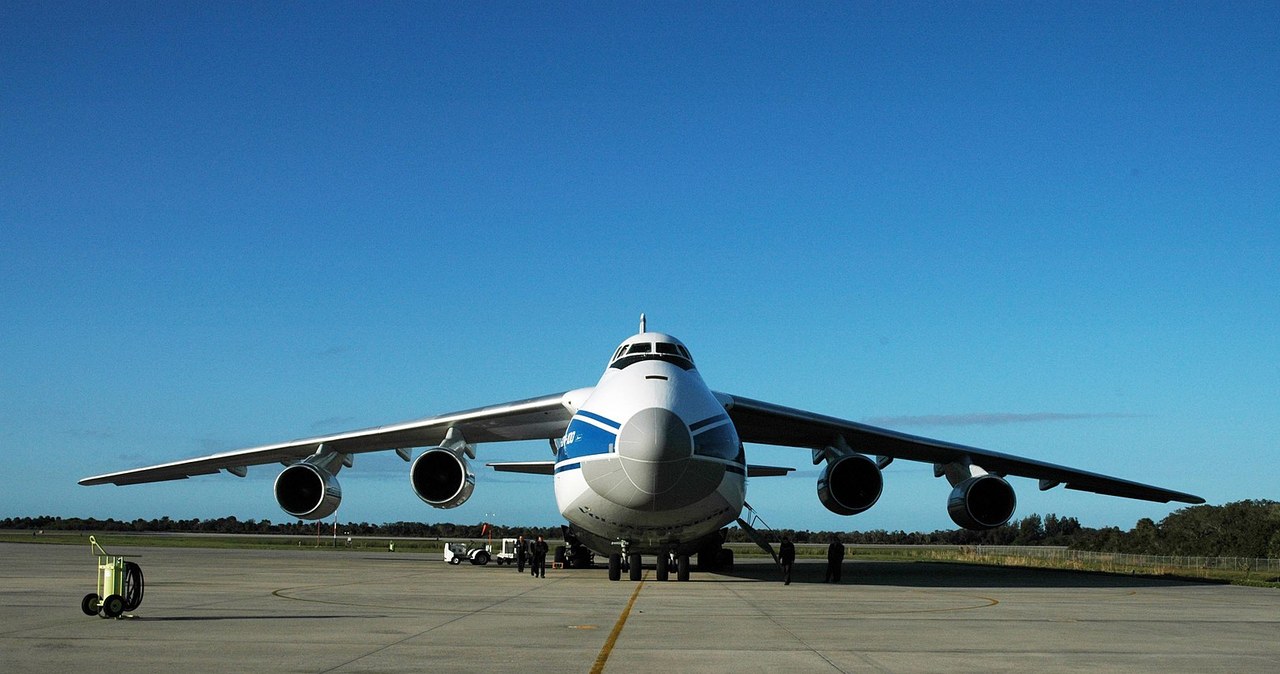 Jak podaje producent, An-124 Rusłan ma długość 69, wysokość 21 i rozpiętość skrzydeł aż 73 metrów. Sama maszyna waży 175 ton. /NASA/Dimitrios Gerondidakis /Wikimedia