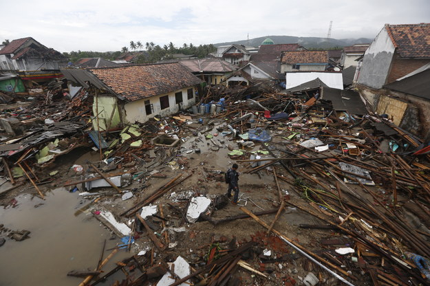 Jak podały indonezyjskie władze, wskutek tsunami zniszczonych zostało ponad 600 domów, a 11 tysięcy ludzi zostało pozbawionych dachu nad głową /ADI WEDA /PAP/EPA