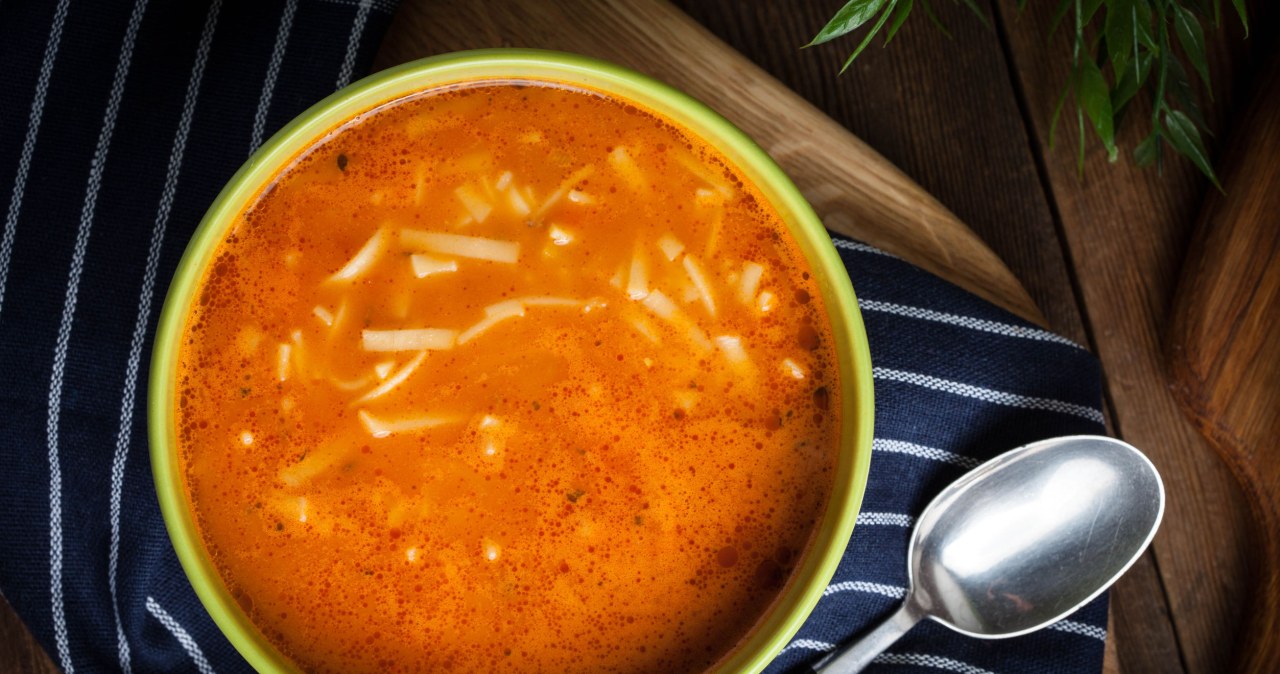 Jak podkręcić smak zupy pomidorowej? Jeden dodatek robi robotę /123RF/PICSEL