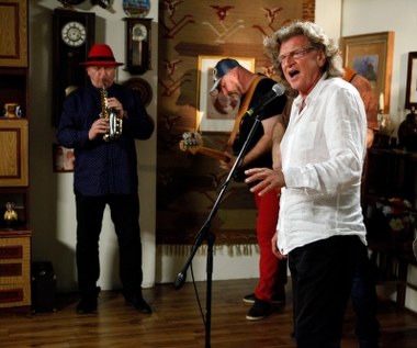 Jak podkreśla muzyk, na szczęście nie musiał wcielać się w rolę fikcyjnej postaci - zagrał po prostu samego siebie. Nie zawsze tak bywało. W serialu "Król przedmieścia" zagrał prowadzącego program "Droga do gwiazd", a w jednym z odcinków "Klanu" wystąpił jako... ksiądz udzielający ślubu. Wodecki ma też na koncie role teatralno-muzyczne.

 