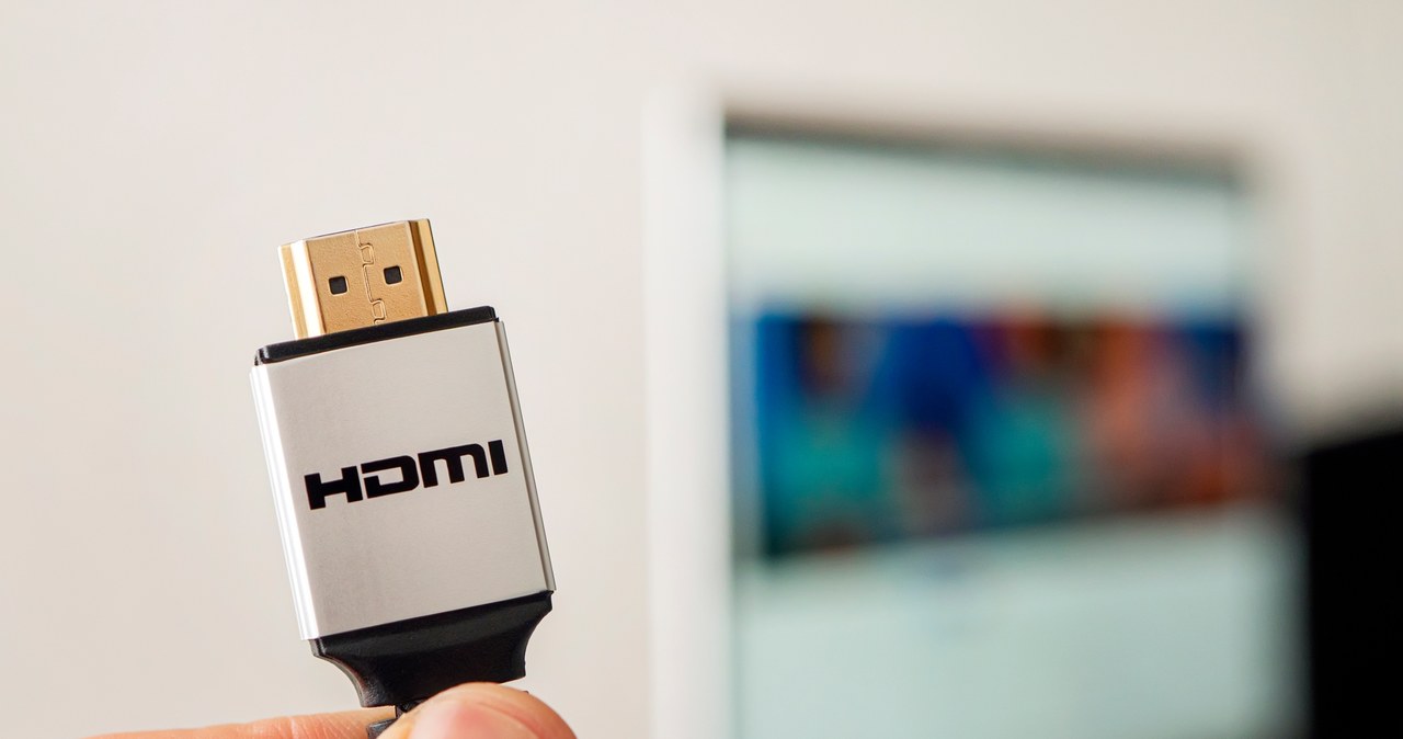 Jak podłączyć laptop do telewizora? Jedną z najpopularniejszych metod jest użycie kabla HDMI /123rf.com /123RF/PICSEL