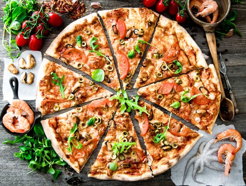 Jak podzielić pizzę, żeby było dane każdemu po równo? /123RF/PICSEL