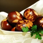 Jak pofarbować jajka w łupinach cebuli na głęboki brąz? Zapomnij o chemii z saszetek