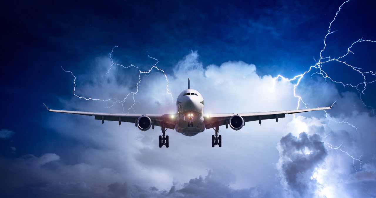 Jak pogoda wpływa na lotnictwo? /Zdjęcie ilustracyjne /123RF/PICSEL
